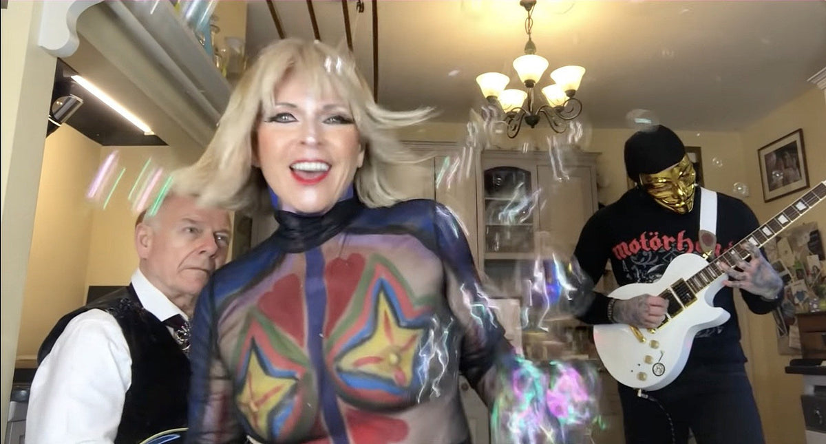 Watch Robert Fripp & Toyah cover Hawkwind’s “Silver Machine”