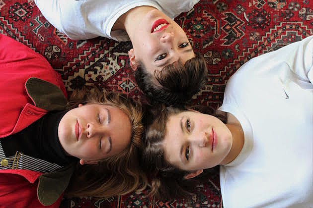 listen to UK trio Girl Ray’s new single “I’ll Make This Fun”