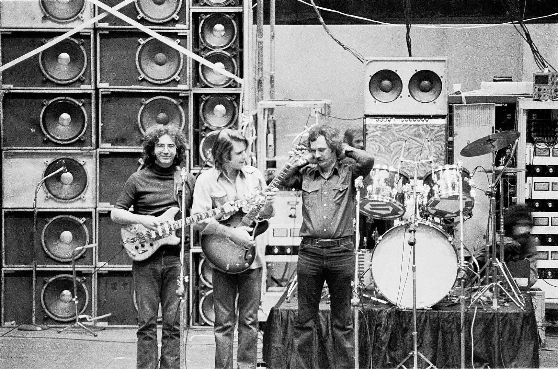 over 14,000 free Grateful Dead concert recordings (and counting!) available online