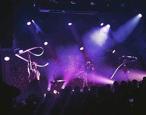 Grimes played MHOW w/ Nicole Dollanganger & it was wild (review, videos)