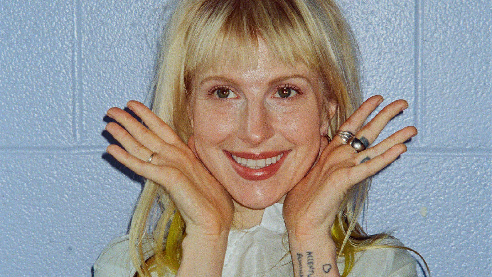 Hayley Williams teasing big shows in NYC & LA as Noah Kahan joins her in Nashville