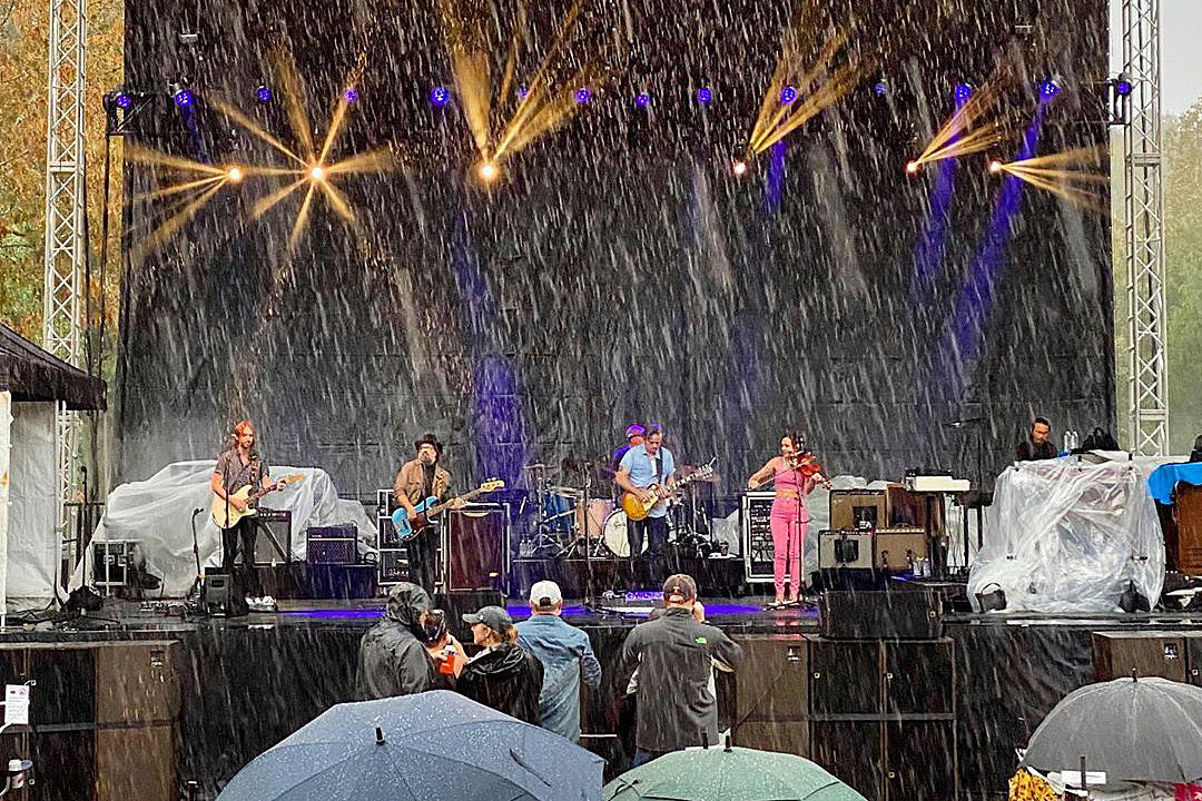 watch Jason Isbell & Amanda Shires cover John Prine at a socially distanced show