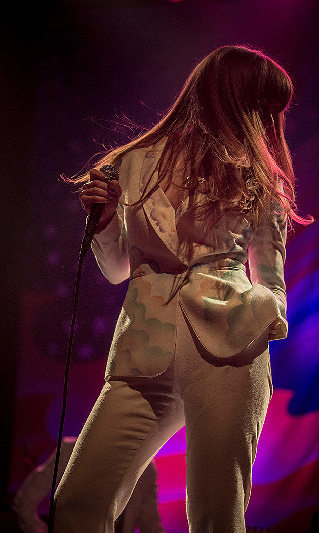 Jenny Lewis played Chicago (pics), makes fun of child star past in new video ft. Vanessa Bayer, Fred Armisen & more