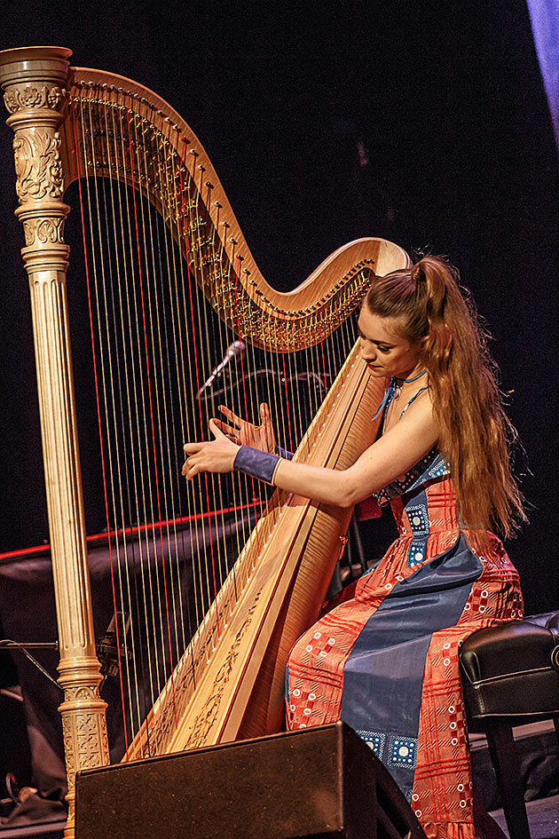 Joanna Newsom played The Apollo with Alela Diane and Ryan Francesconi, interviewed by Larry King (pics, video)