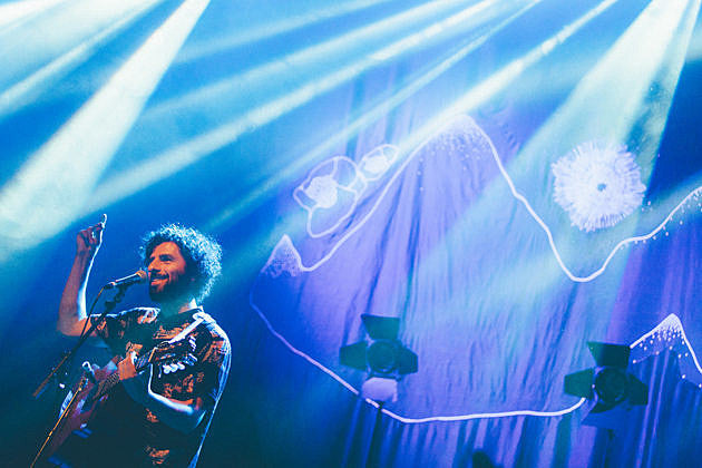 Jose Gonzalez played London (pics), released an alternate version of “Open Book” ft. yMusic (listen)