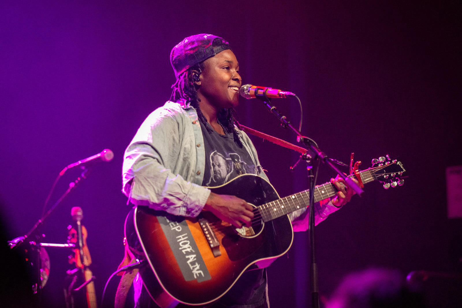 Joy Oladokun played Irving Plaza (pics), shared new version of “Sweet Symphony” ft. Chris Stapleton