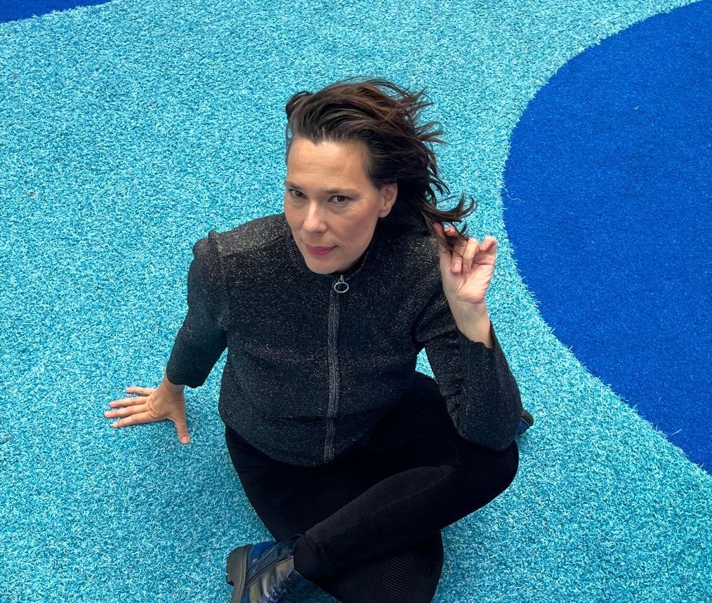 Stereolab’s Laetitia Sadier announces new solo album & tour, shares “Une Autre Attente”