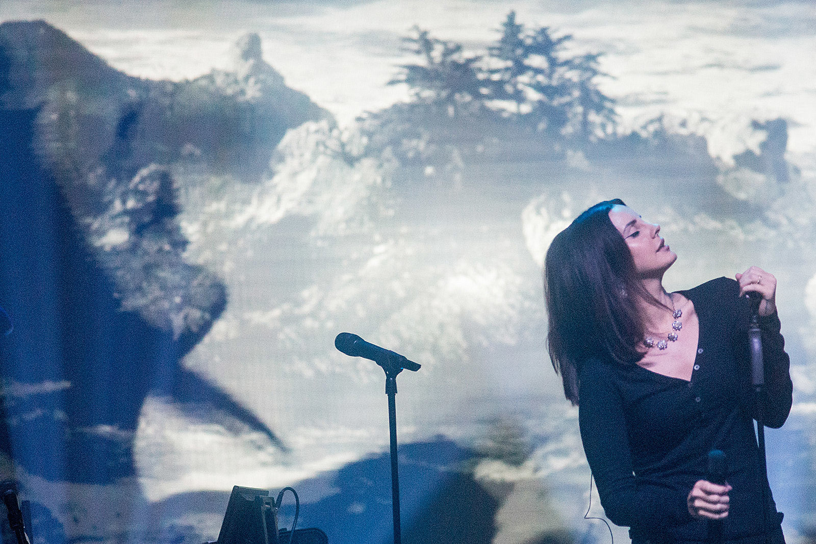 Lana Del Rey played the hits & covered Leonard Cohen @ T5 (night 2 pics, review)