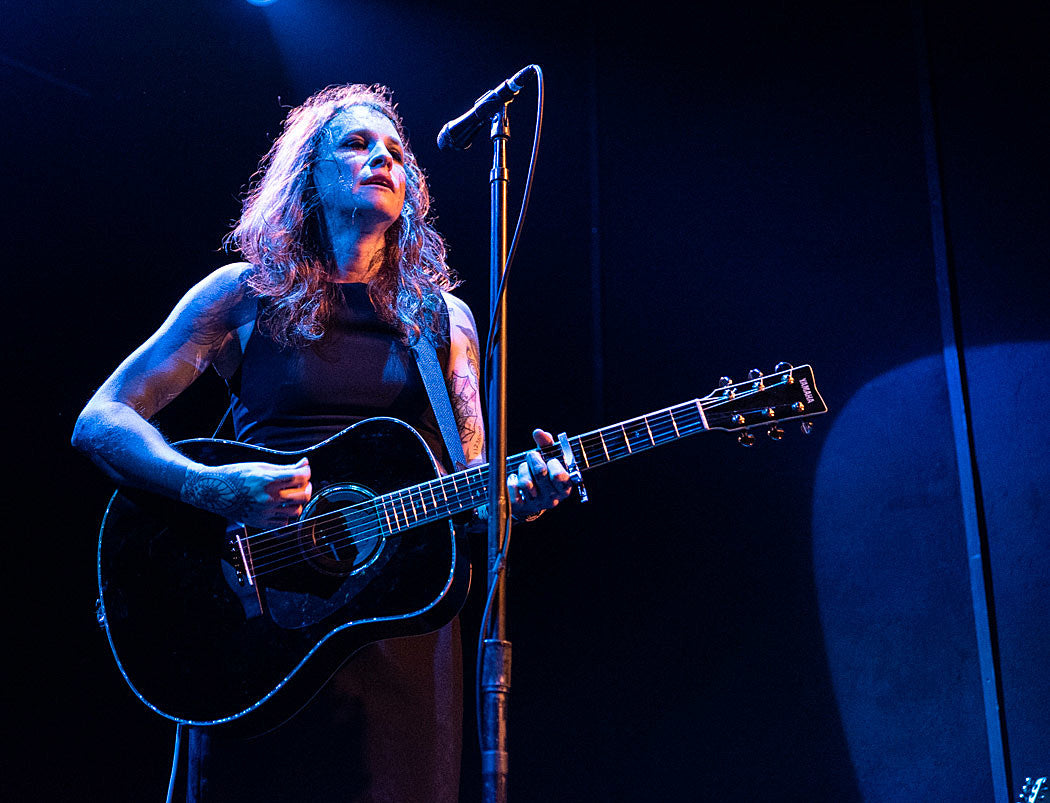 Laura Jane Grace played NYC (pics), releases ‘Wayne’s World’-themed “I Hate Chicago” video