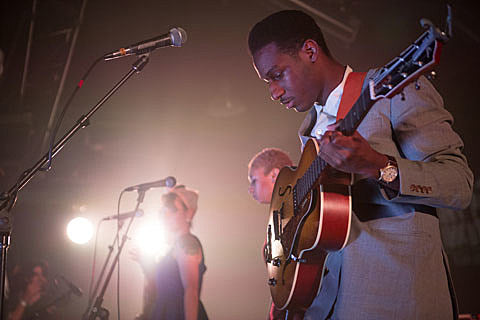 Leon Bridges adds 4th NYC show to tour, played ‘The Tonight Show’ (video, updated dates)