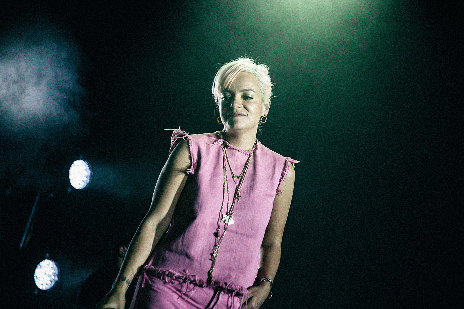 Lily Allen previewed her sadder, darker new LP at MHOW & ‘Seth Meyers’ (pics, review, video)
