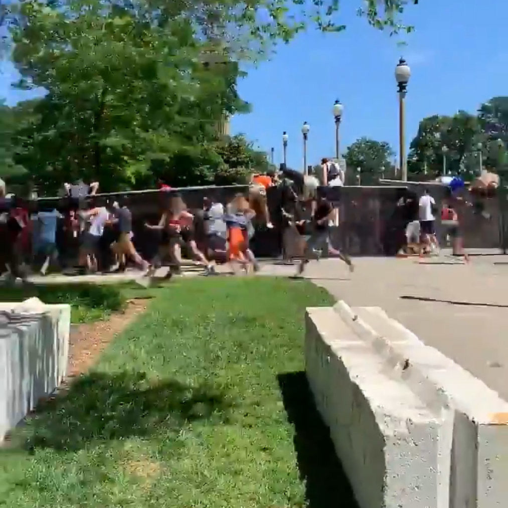watch 100+ kids jump the fence into Lollapalooza