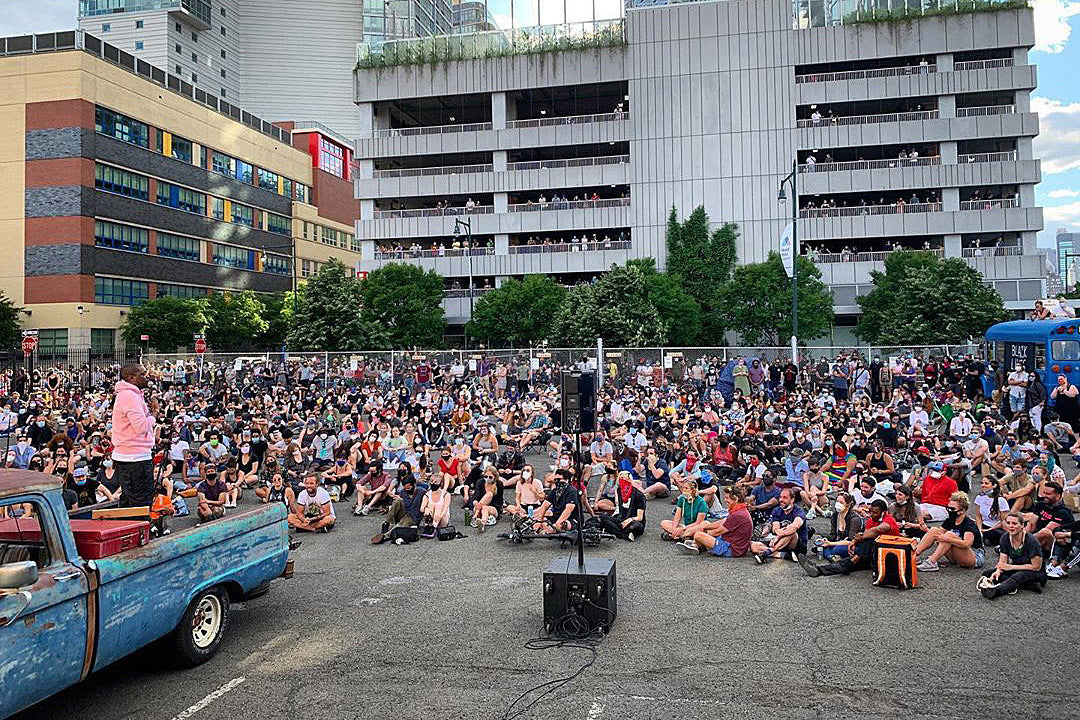 Michael Che is doing free, outdoor comedy shows in Long Island City this summer
