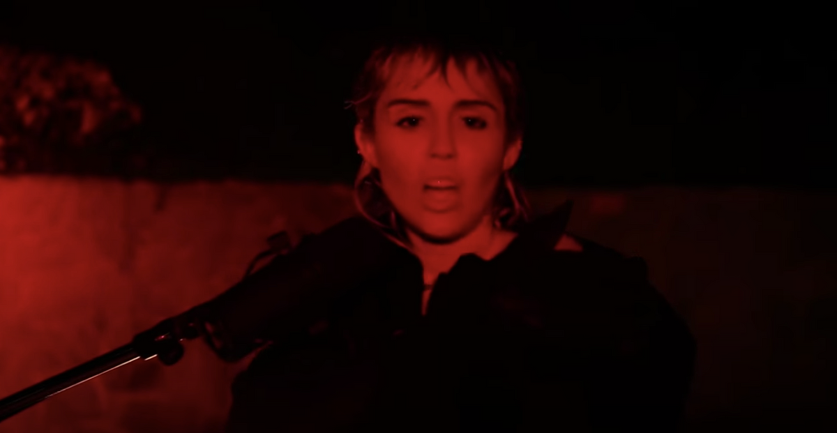 SNL: Miley covered Pink Floyd + Bad Bunny, Brad Pitt, Paul Rudd, Pete Davidson/Adam Sandler rap, more