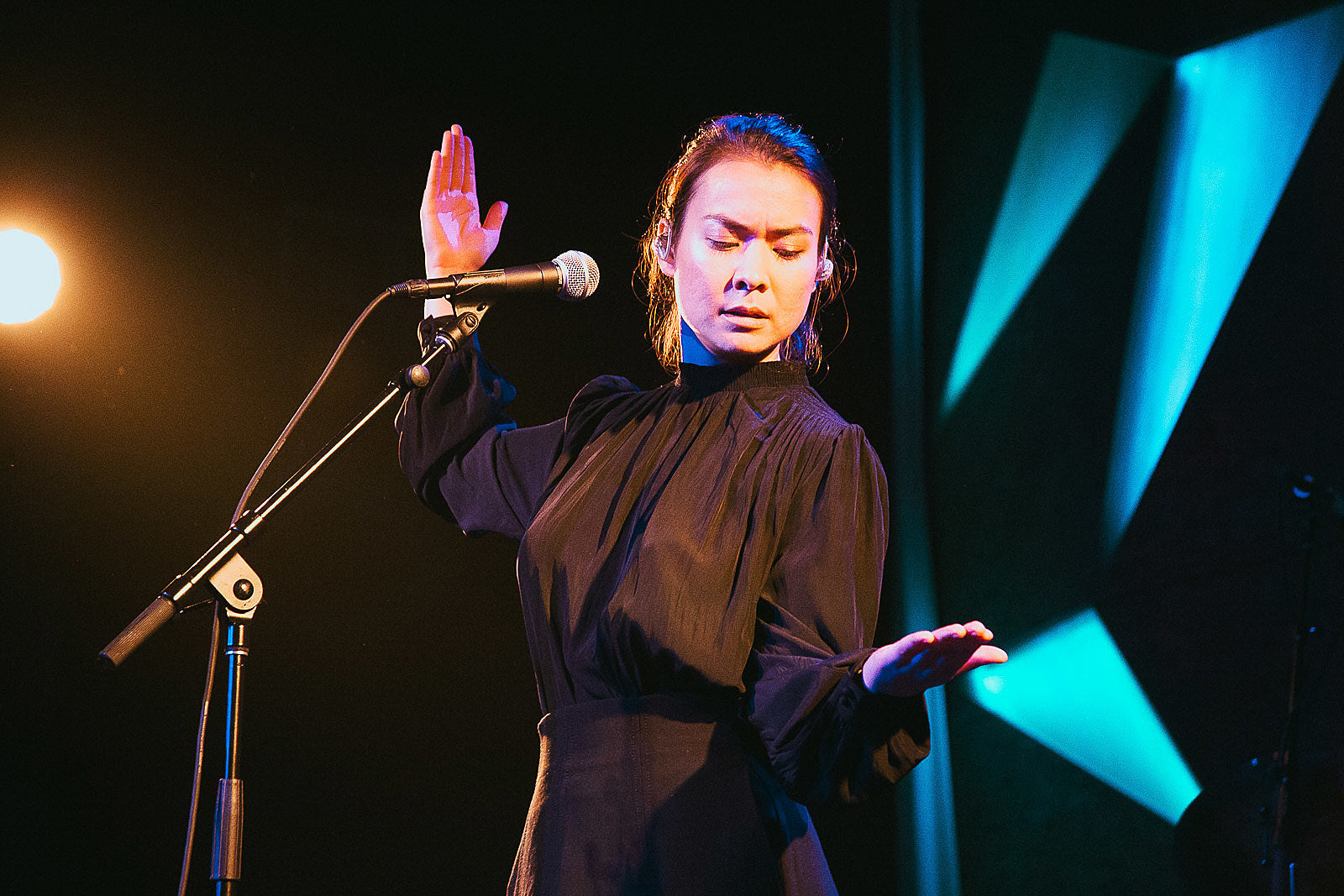 Mitski brought her new choreographed live show to Elsewhere with Sidney Gish (pics, videos)