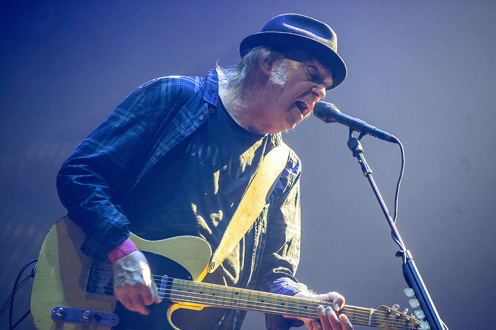 Neil Young played a different set of classics at the Cap night 2 (pics, setlist, videos)