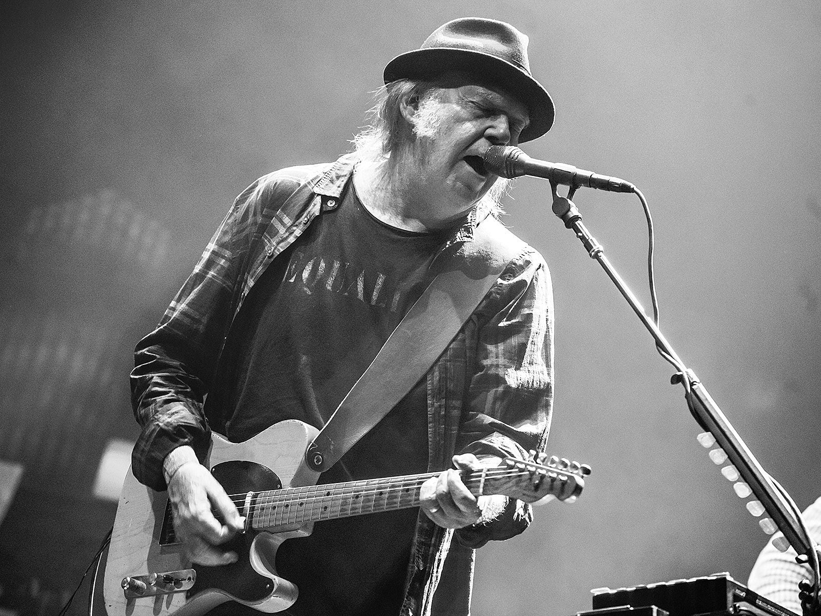 Neil Young announces first performance since the pandemic, playing with Stephen Stills & more