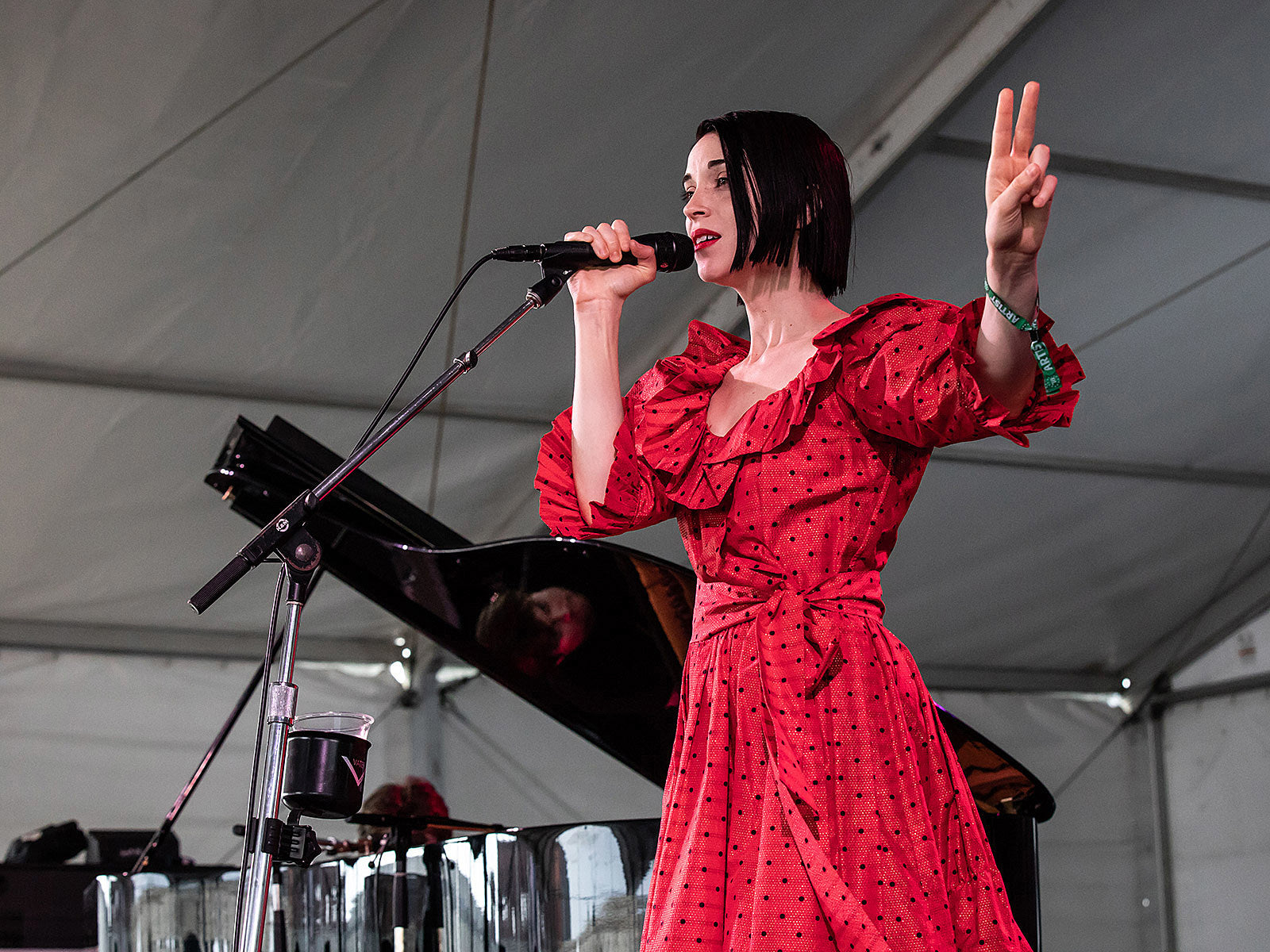 St. Vincent covered Joni Mitchell with Doveman (watch)