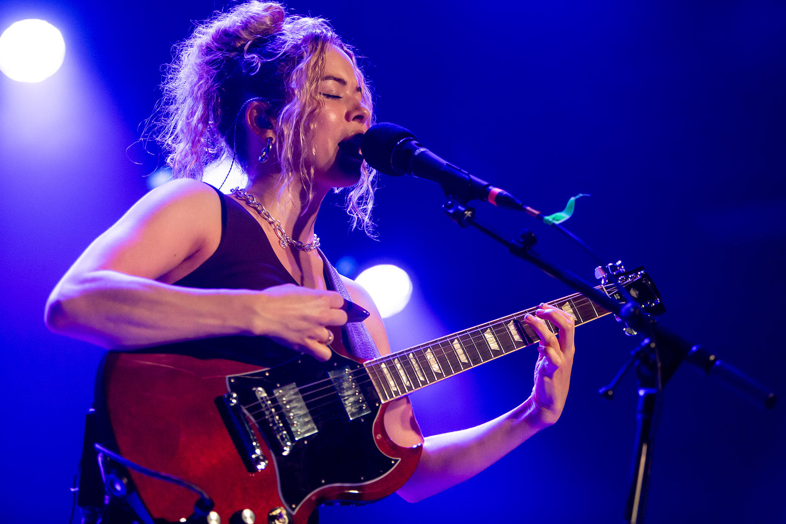 Nilüfer Yanya played Brooklyn Steel with Lutalo & Eliza McLamb (pics, setlist)