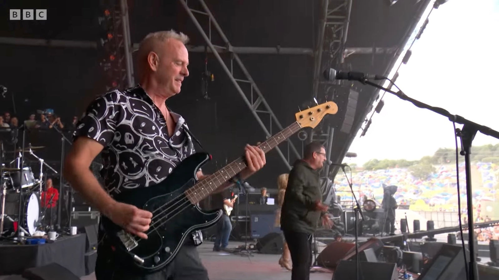 Watch Fatboy Slim reunite with his Housemartins bandmate Paul Heaton to play “Happy Hour” at Glastonbury