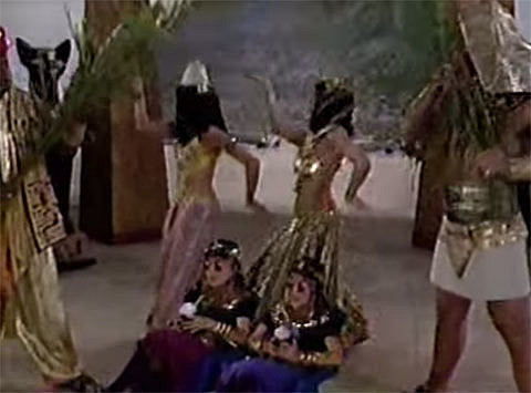 watch Mary-Kate & Ashley Olsen ‘Walk Like An Egyptian’ at Sea World (but not in ‘Fuller House’)
