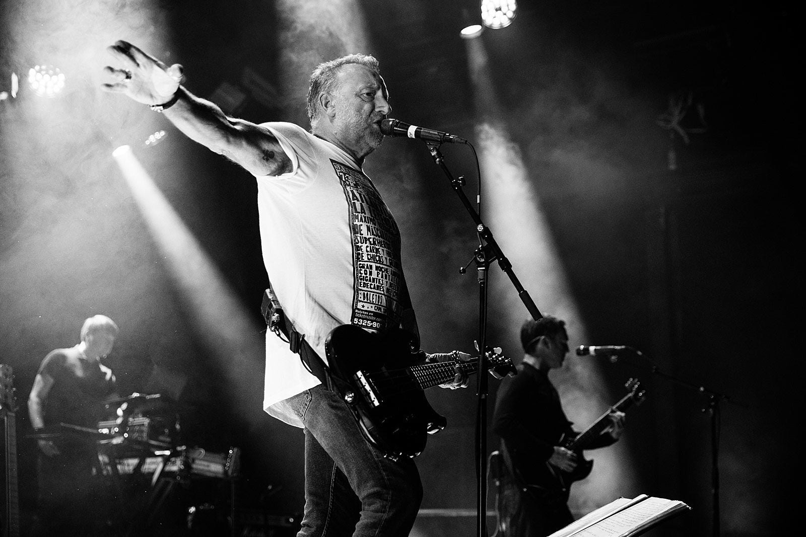 Peter Hook & The Light playing Joy Division’s ‘Unknown Pleasures’ & ‘Closer’ on 2022 tour