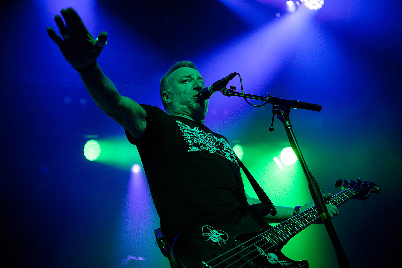 Peter Hook & The Light playing New Order’s ‘Technique’ & ‘Republic’ in full on 2019 tour