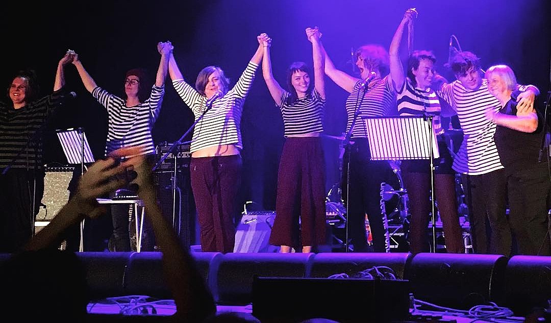 watch Angel Olsen & The Raincoats cover “Because the Night” ++ setlist