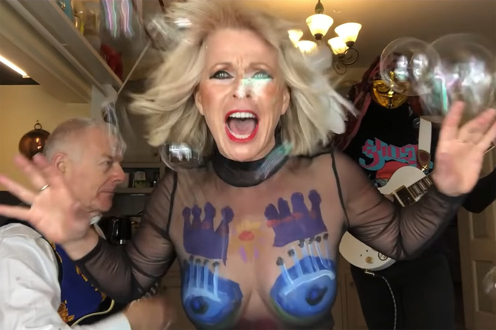 Watch King Crimson’s Robert Fripp & Toyah cover Rolling Stones’ “(I Can’t Get No) Satisfaction”