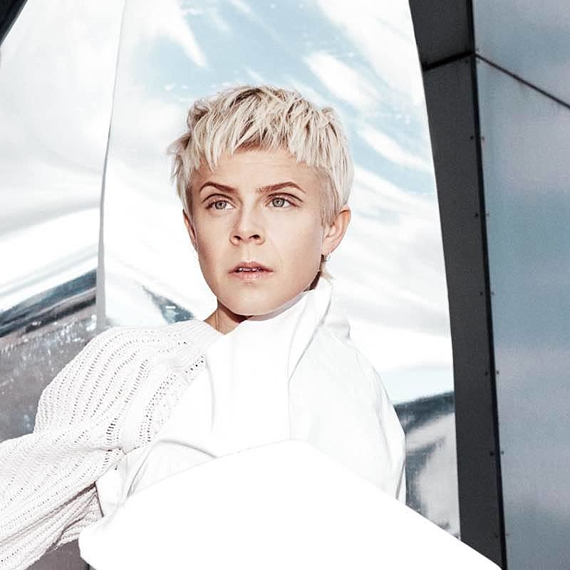 Robyn playing MoMA’s 2016 Party in the Garden before Governors Ball
