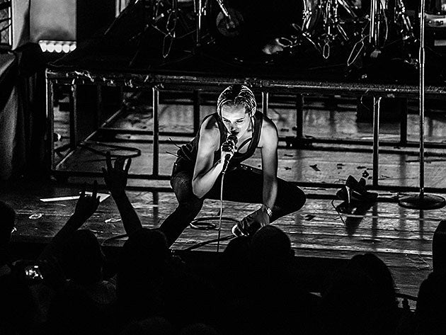 Savages played BV-presented show at Irving Plaza w/ Angus Tarnawsky (pics, setlist), play Brooklyn & ‘Colbert’ tonight