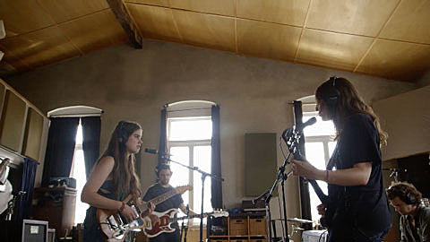 Circuit des Yeux, Pavo Pavo and The Dove & The Wolf featured on new ‘Shaking Through’ season (watch the trailer)