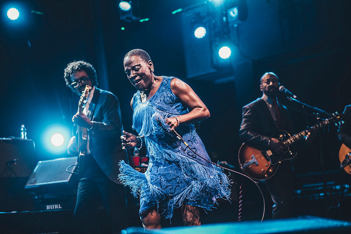Sharon Jones spent her last days in a hospital… singing with The Dap Kings