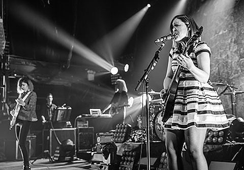 watch Vanessa Bayer give ‘Sound Advice’ to Sleater-Kinney