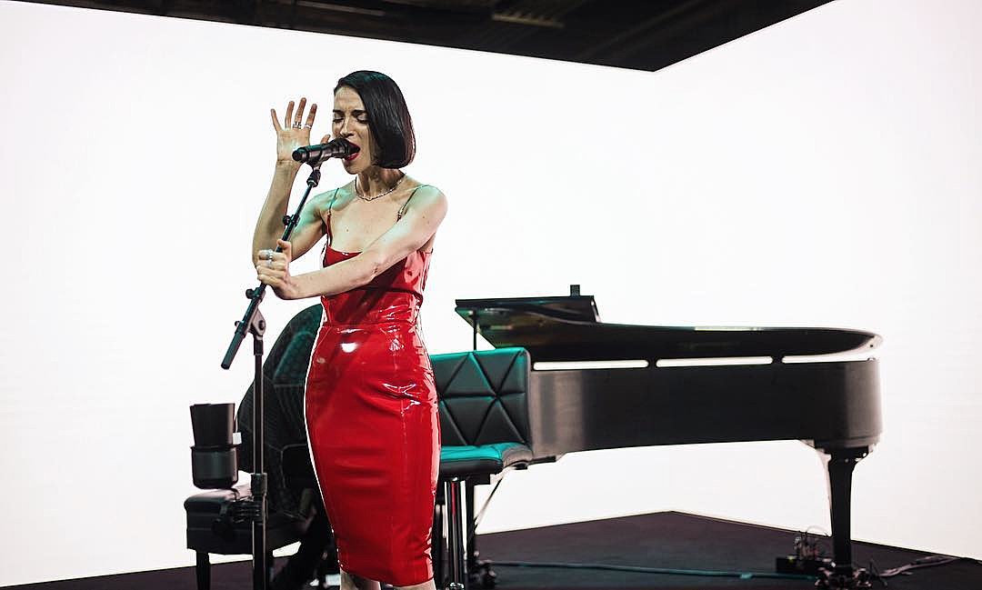 St. Vincent played a Tiffany party at New York Fashion Week (pics, videos)