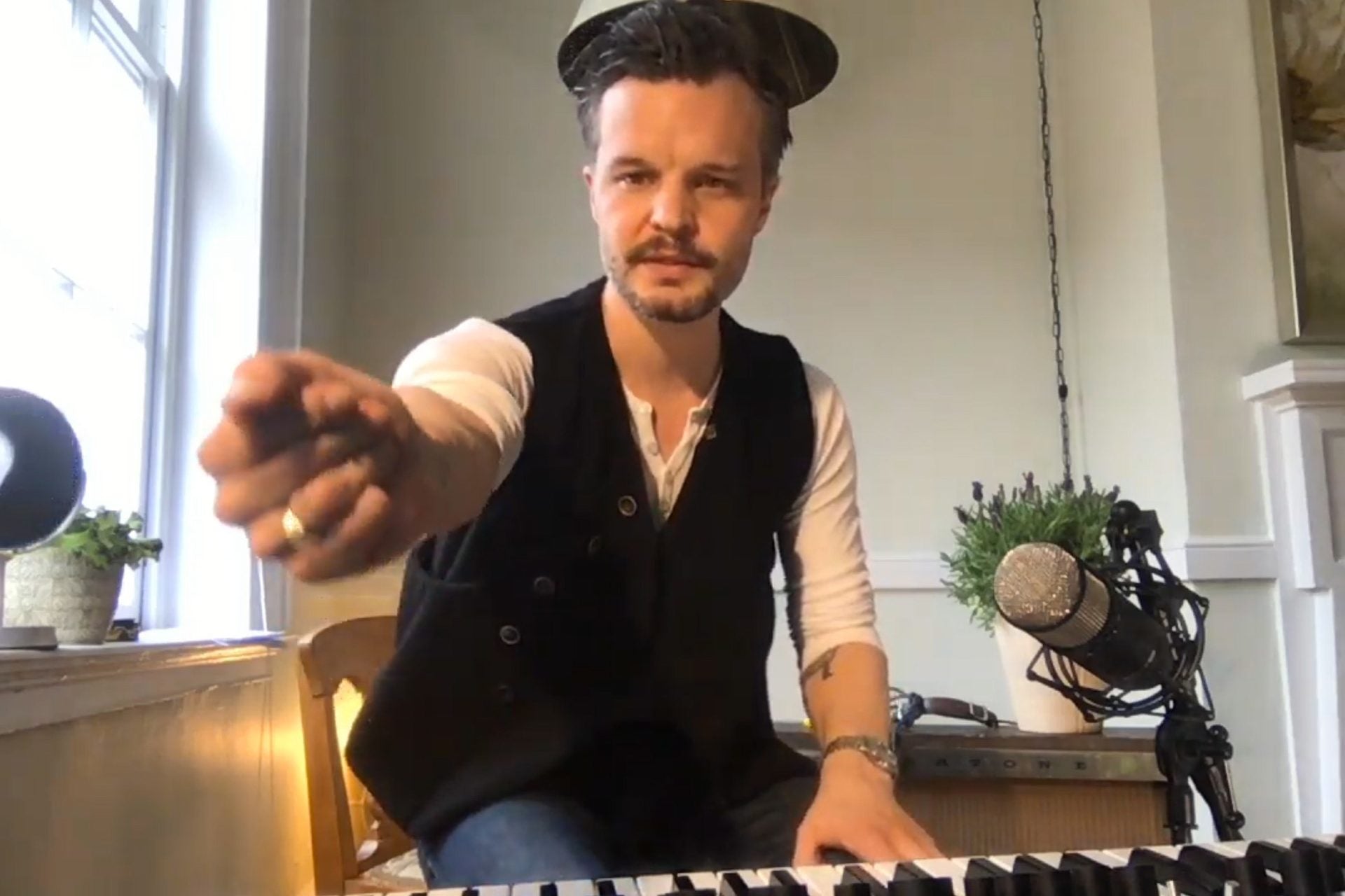 watch The Tallest Man on Earth cover Bob Dylan, Neil Young, Sufjan Stevens, Fresh Prince, more)