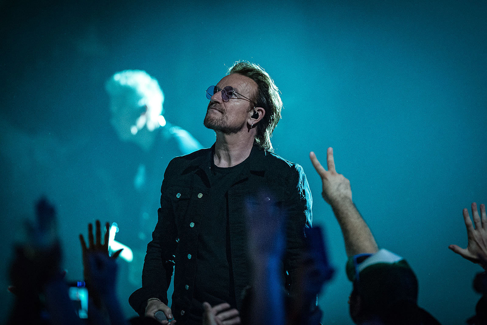 U2 paid tribute to Anthony Bourdain @ The Apollo (pics, setlist, video)