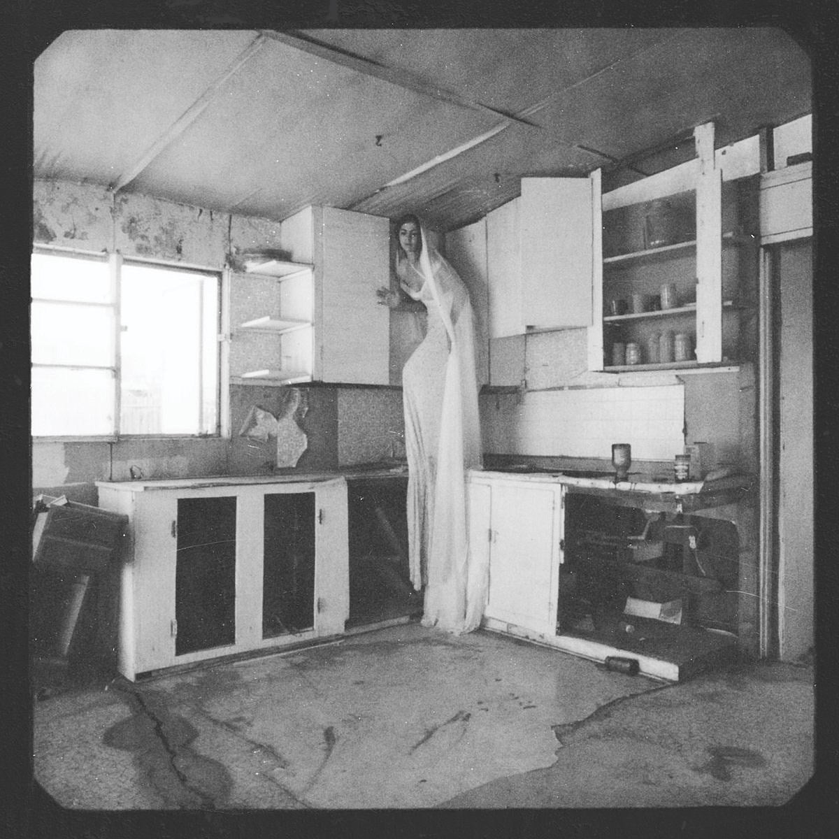 Vera Sola releasing debut LP ‘Shades,’ touring, remixed by Zola Jesus