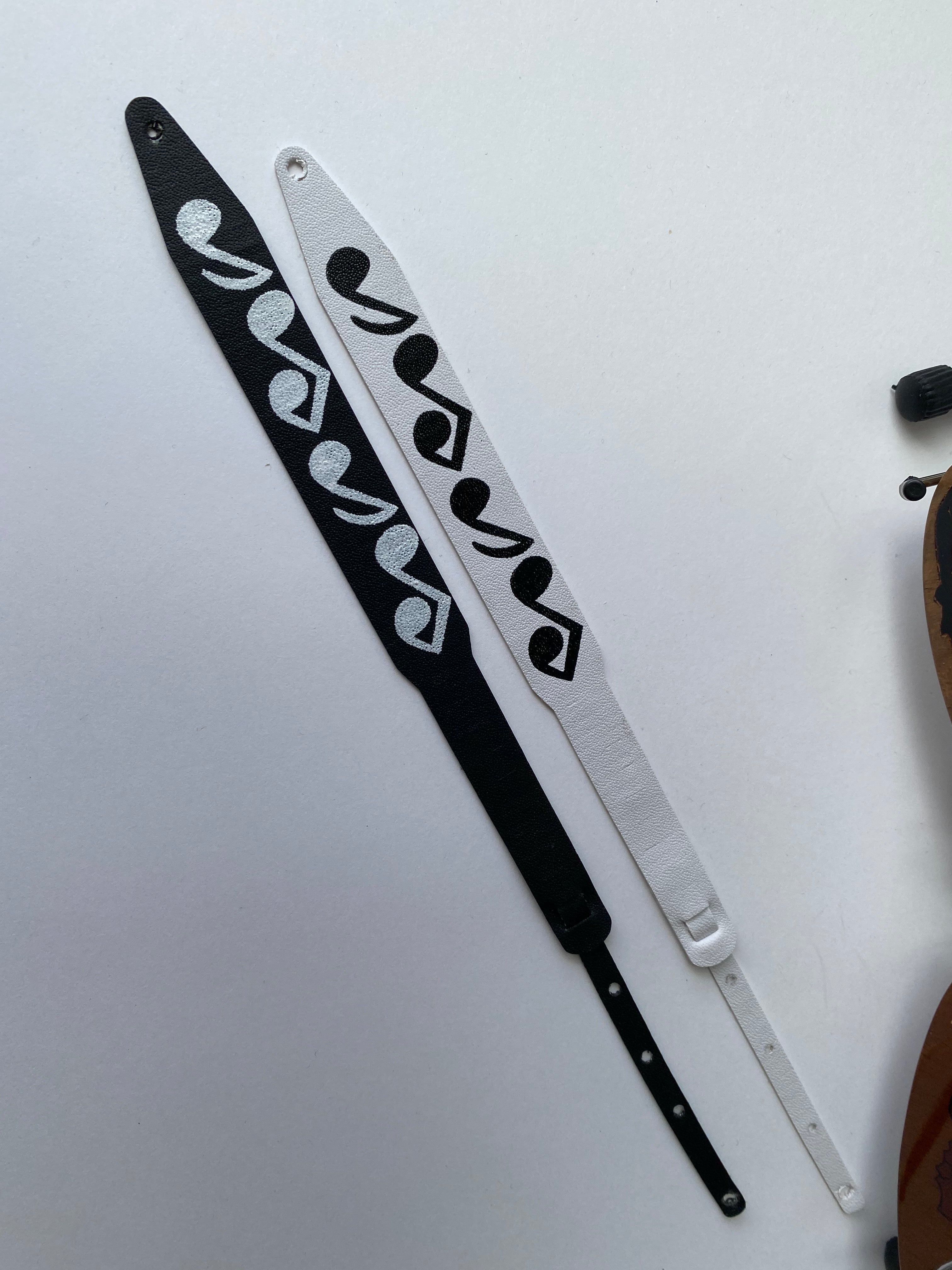 STEVIE RAY VAUGHAN MINI GUITAR STRAP - SRV MUSICAL NOTE WHITE STRAP - AXE HEAVEN®