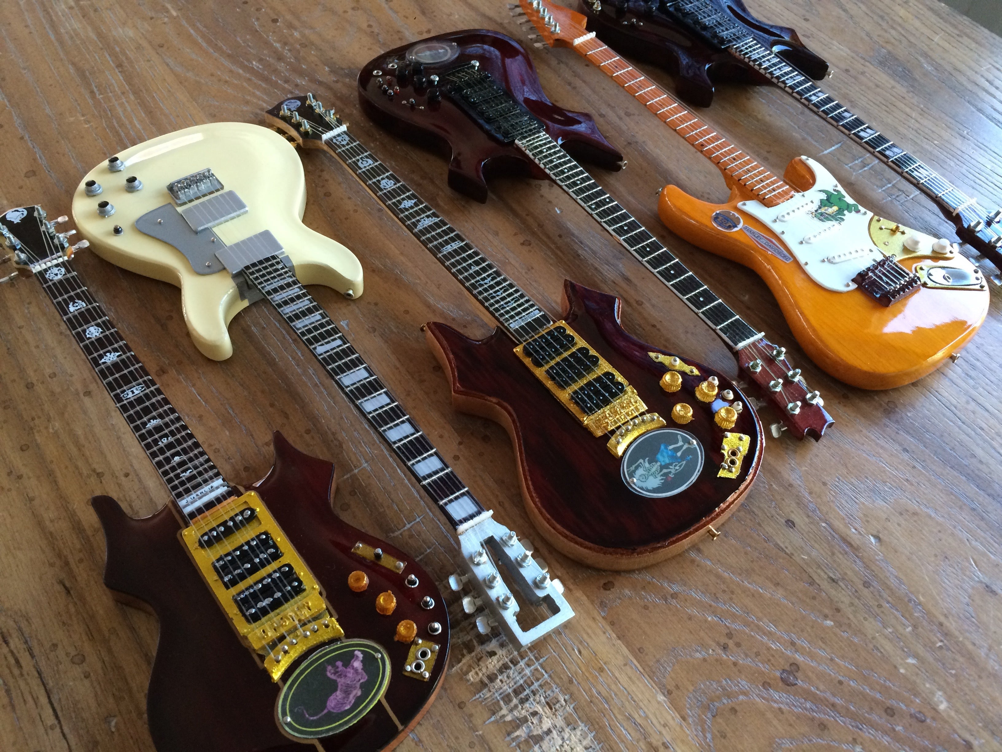 JERRY GARCIA™ TRIBUTE - SET OF 6 SIGNATURE MINI GUITAR REPLICA COLLECTIBLES